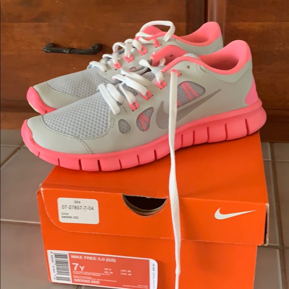 Nike free run pink grey youth 7 women’s 8.5